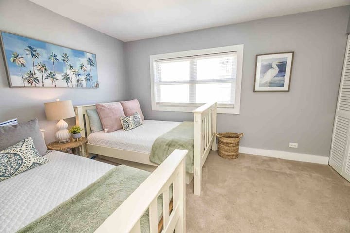 استمتع بالراحة الساحلية في غرفتنا الواسعة التي تتميز بسرير كامل + مزدوج، تكملها إطلالات شاملة على المحيط. استمتع بالاسترخاء والهدوء وأنت تسترخي في هذا الملاذ المريح، وتقدم نظرة من النافذة على البحر المهيب.