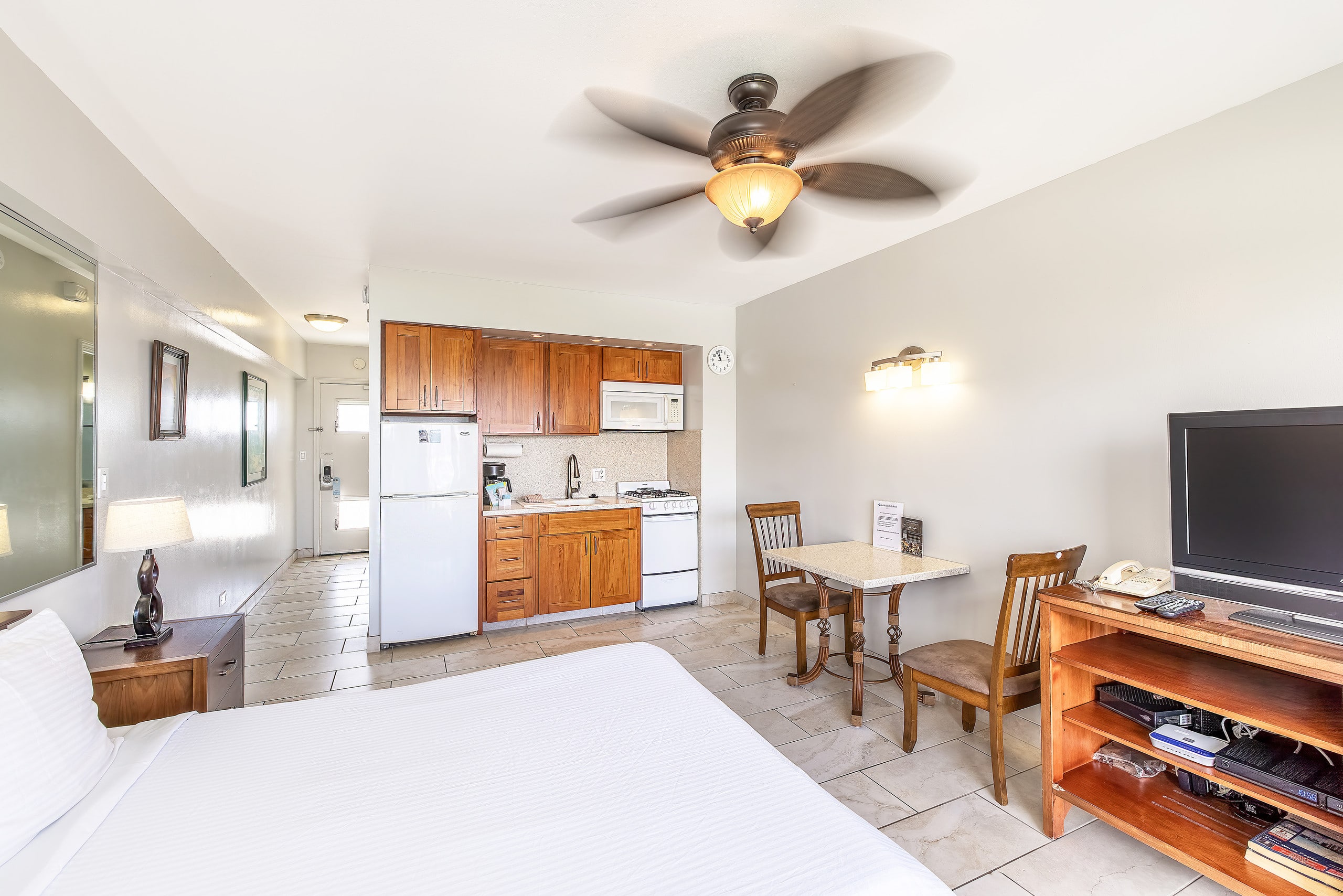 Waikiki Shore 1105 Studio - Image 4