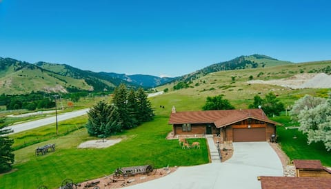 Cabin w/ Bighorn Views • Pets-Invited, Sleeps 8