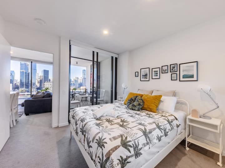 Camera da letto con un letto matrimoniale