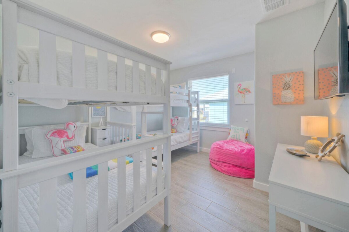 בחדר שינה 4 יש שתי מיטות קומותיים. 