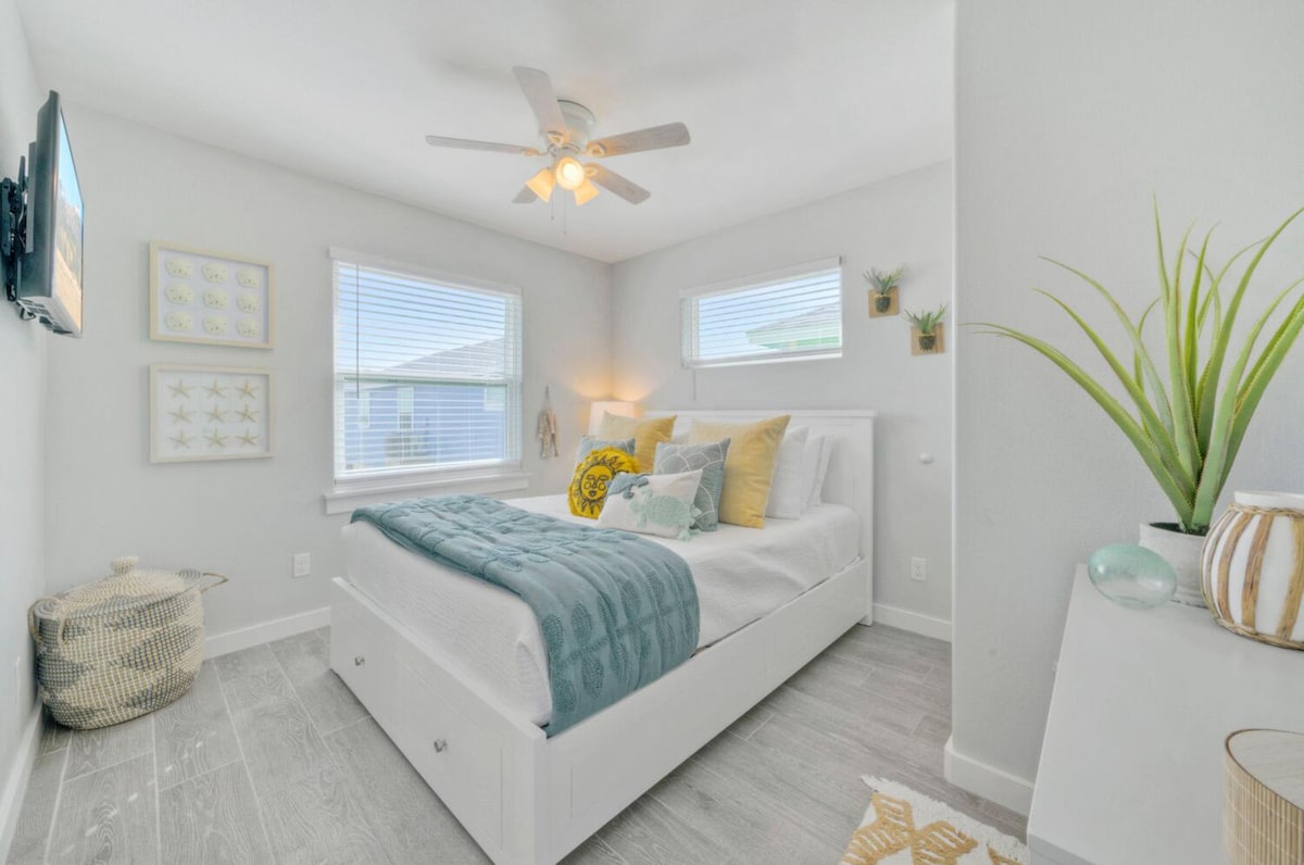 חדר שינה 2 כולל מיטת קווין סייז וחדר רחצה צמוד.