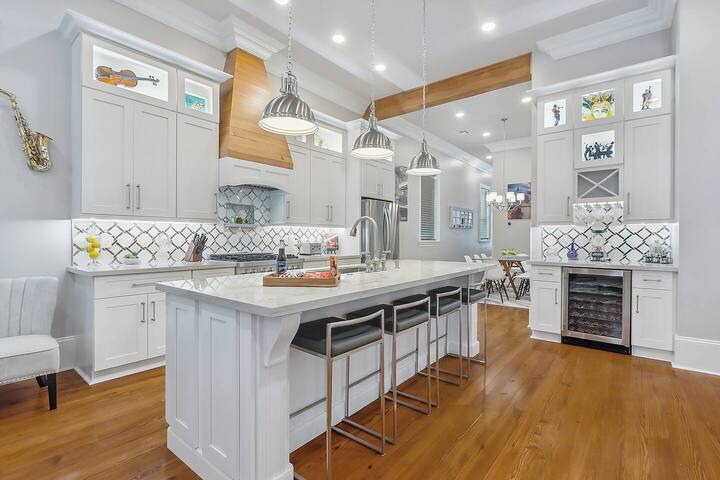 Luxurious Mid City Classic Home On Streetcar Line gallery image 5