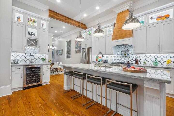 Elegant Mid City Luxurious Home On Streetcar Line gallery image 4