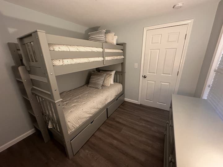 Dhoma e gjumit e dytë me krevate marinari