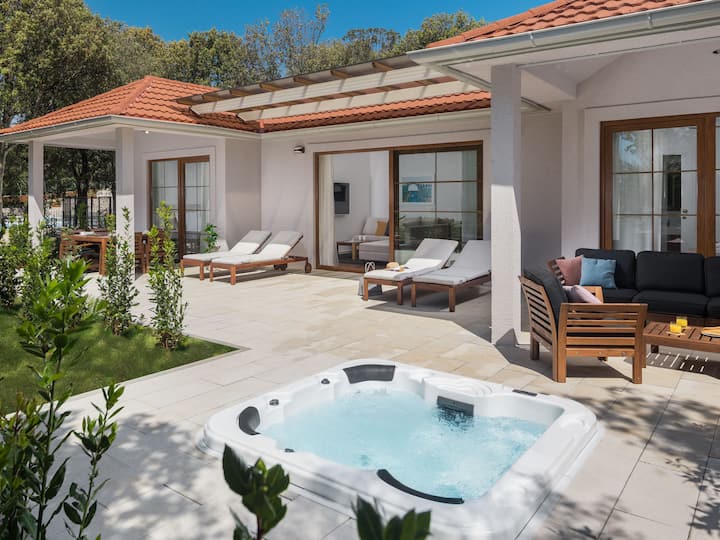 Luxury Bay Villa With Private Hot Tub By Interhome - Bale