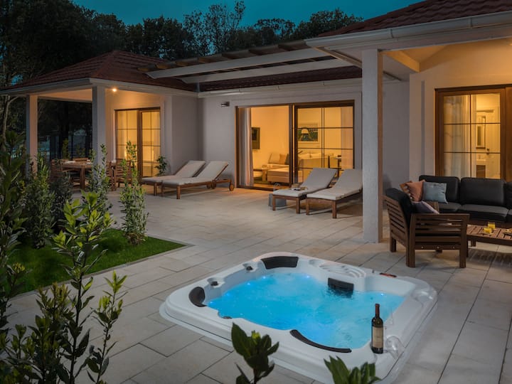 Luxury Bay Villa With Private Hot Tub By Interhome - Bale