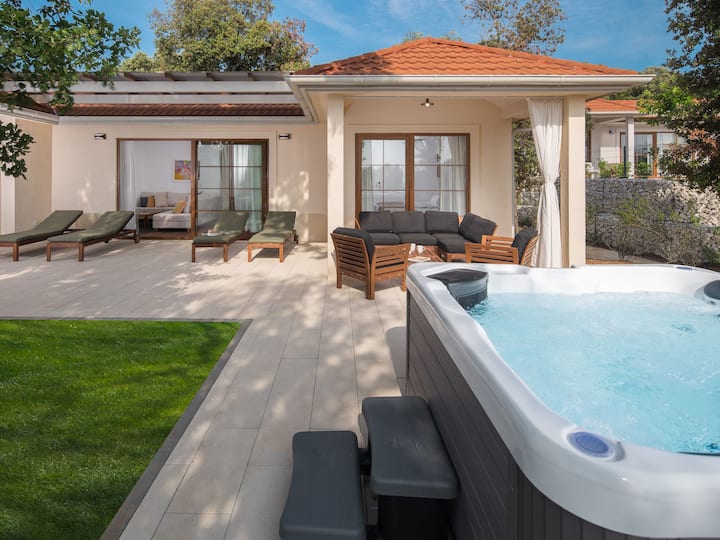 Luxury Bay Villa With Private Hot Tub By Interhome - Valle