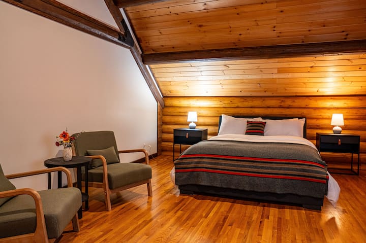 Upper floor Queen bedroom