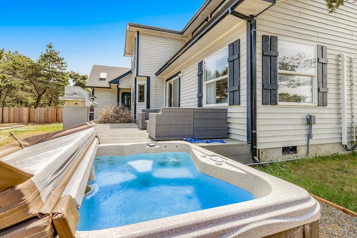 Luxe 3br With Hot Tub & Fireplaces, Walk To Beach - Holly Beach, OR