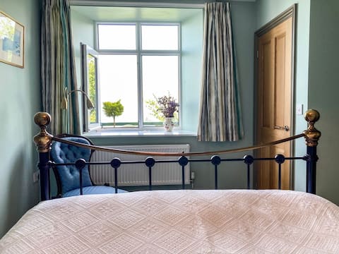 Popular Airbnb listing: Superior Self Catering Coachman's Quarters in Lynton And Lynmouth