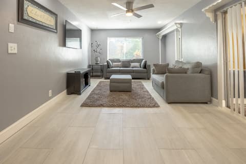 The Margate Gateway Getaway - Spacious, Sleeps 12