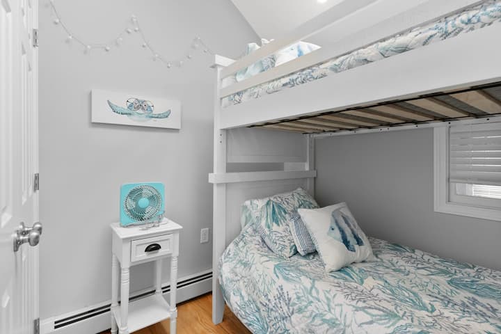 Tercer dormitorio con litera doble con dos camas individuales.
