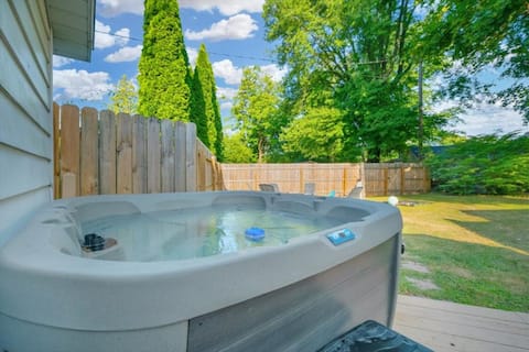 Modern cottage w beach 3 blocks!