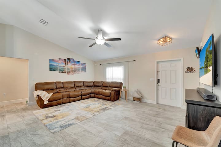 Comfortable & Relaxing Home~hot Tub~sleeps 12 - North Port, FL