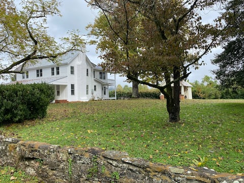 Farmhouse on Boxwood