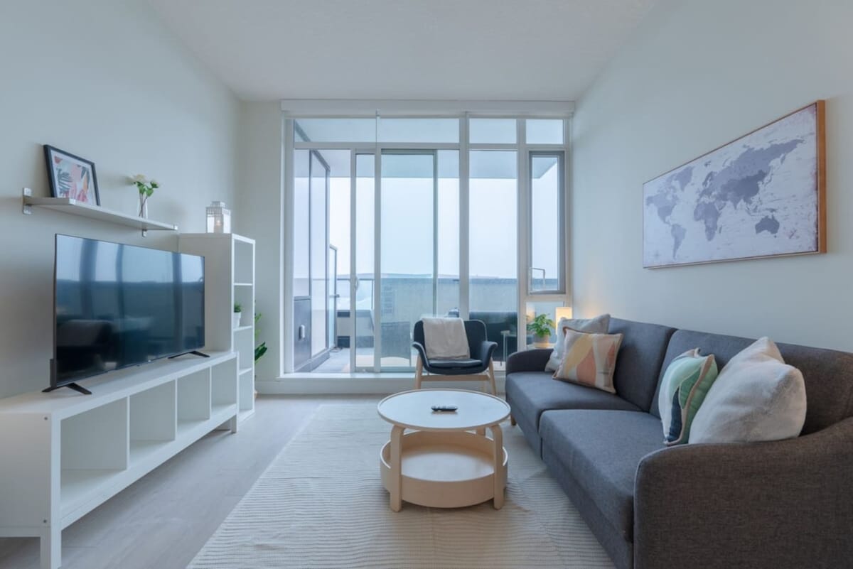 غرفة معيشة مشرقة + جيدة التهوية