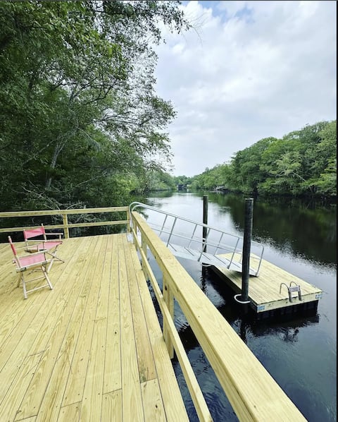 Successful Airbnb property: Riverfront Stay w/ Dock + Kayaks – Pet Friendly in Edisto / Colleton