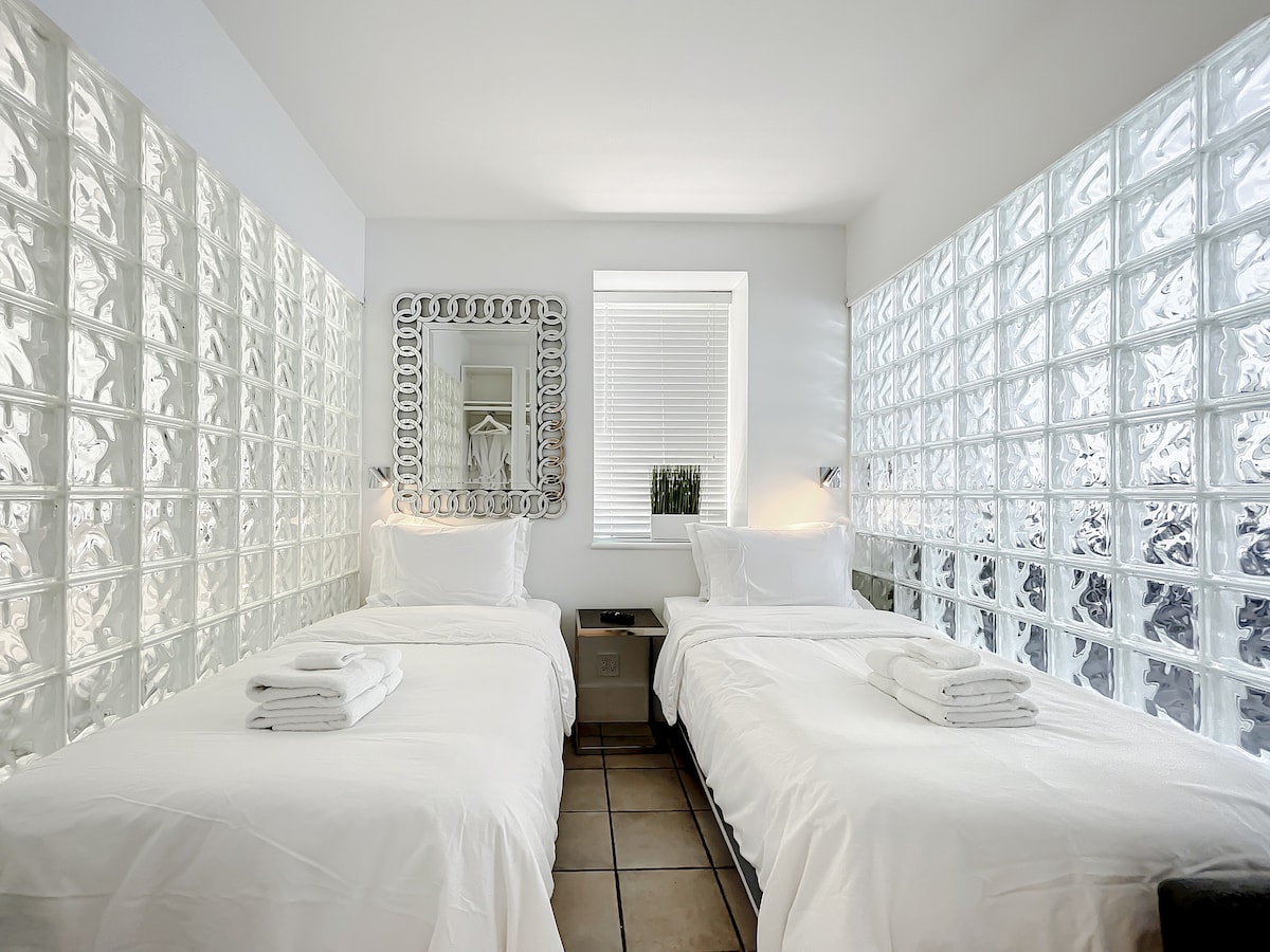 Chumba cha kulala cha kujitegemea kabisa chenye kuta za sakafu hadi dari. Chumba cha kulala kinaweza kuwekwa na Vitanda 1 vya King au 2 Twin Size na magodoro mazuri ya povu la kumbukumbu, taa nzuri ya dimmer, chaja za USB, Closet, Vioo vya Mbunifu na muundo wa kioo cha Art Deco. 