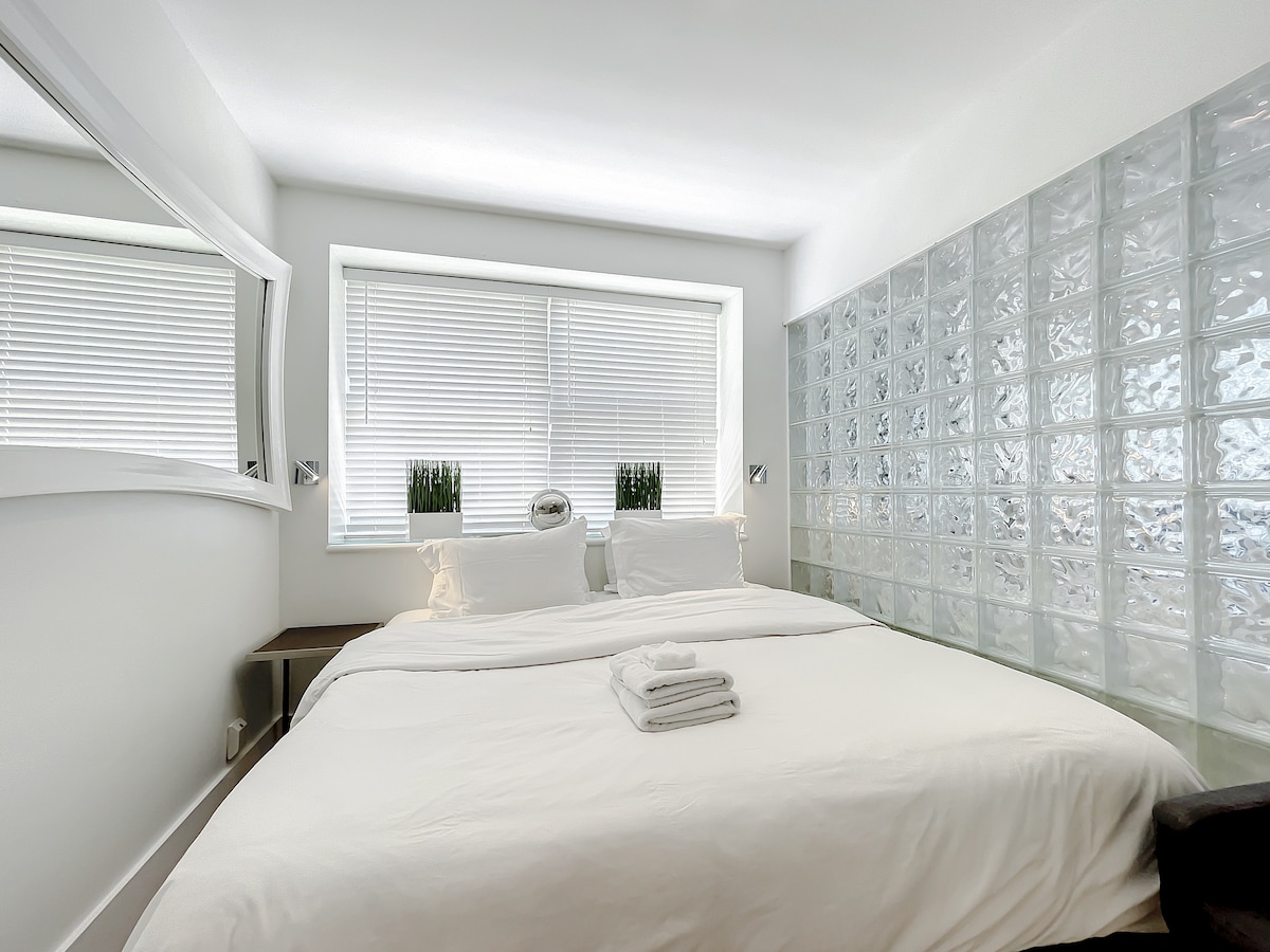 Chumba cha kulala ambacho kinaweza kuwekwa na Kitanda 1 cha King au 2 Twin Size kilicho na magodoro mazuri ya povu la kumbukumbu, taa nzuri, chaja za USB, Vioo vya Mbunifu na muundo wa kioo cha Art Deco. 