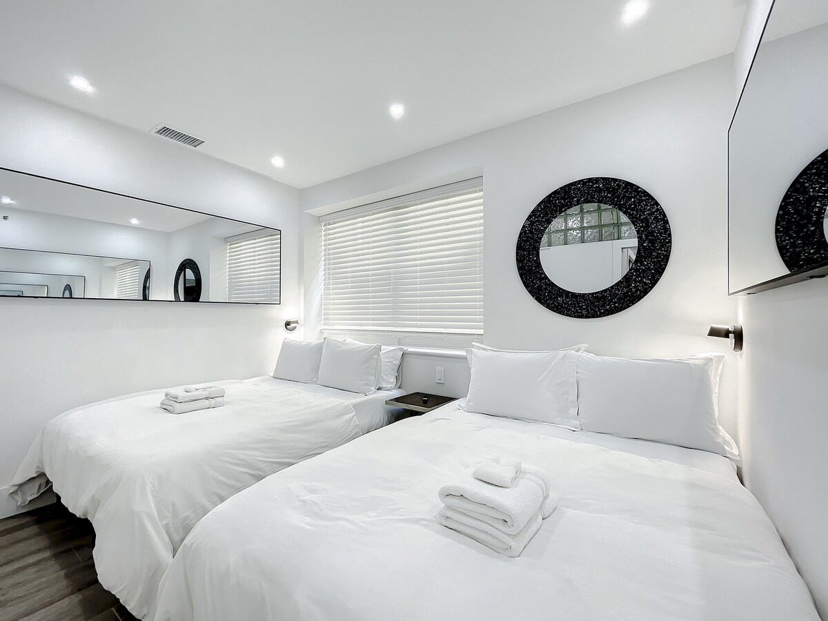 Chumba cha kulala kilicho na magodoro mazuri ya povu la kumbukumbu, taa nzuri ya dimmer, chaja za USB, Vioo vya Mbunifu na muundo wa kioo cha Art Deco. 