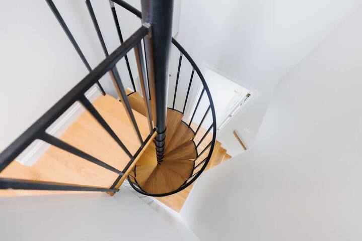 Steps off Thames St | Center of Town 3BR/2BA gallery image 4