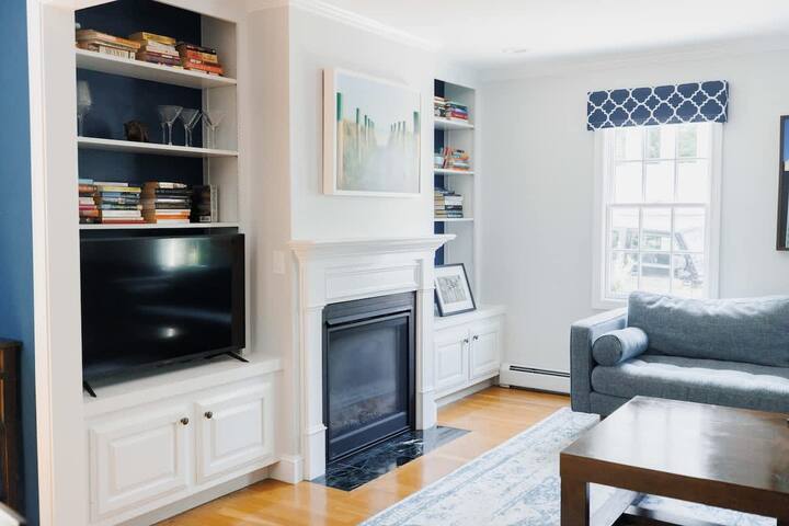 Steps off Thames St | Center of Town 3BR/2BA gallery image 3