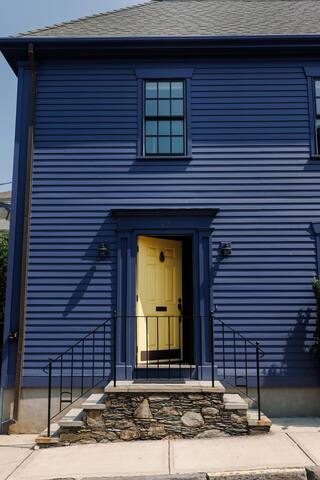 Steps off Thames St | Center of Town 3BR/2BA gallery image 2