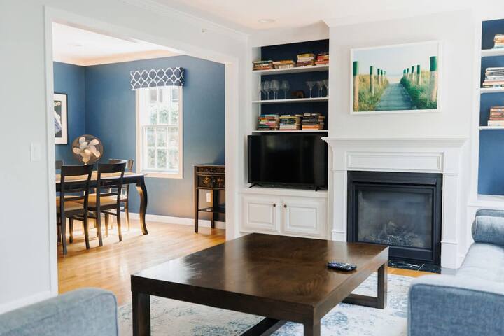 Steps off Thames St | Center of Town 3BR/2BA gallery image 5