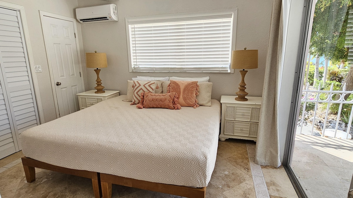 Гостинска спална соба, брачен кревет (широк 150-179 см) во Калифорнија може да се подели на 2 близнаци. Балкон со поглед на вода