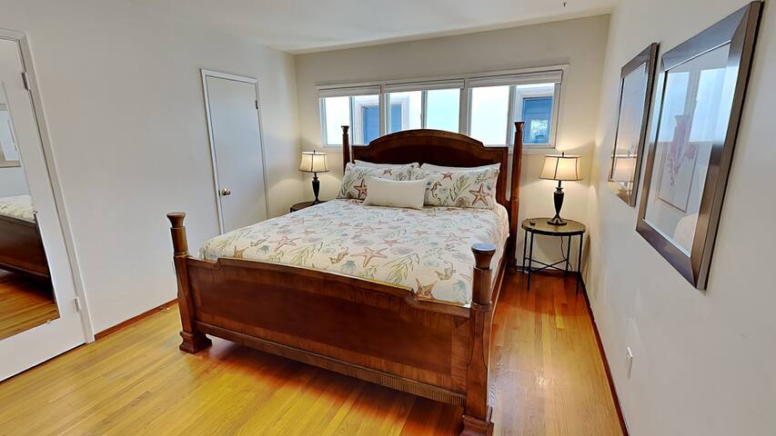 Gorgeous Waterfront Home with Amazing Bay Views! gallery image 5