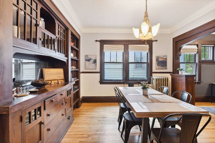 Just A Short Stroll to Lake Harriet & Restaurants!