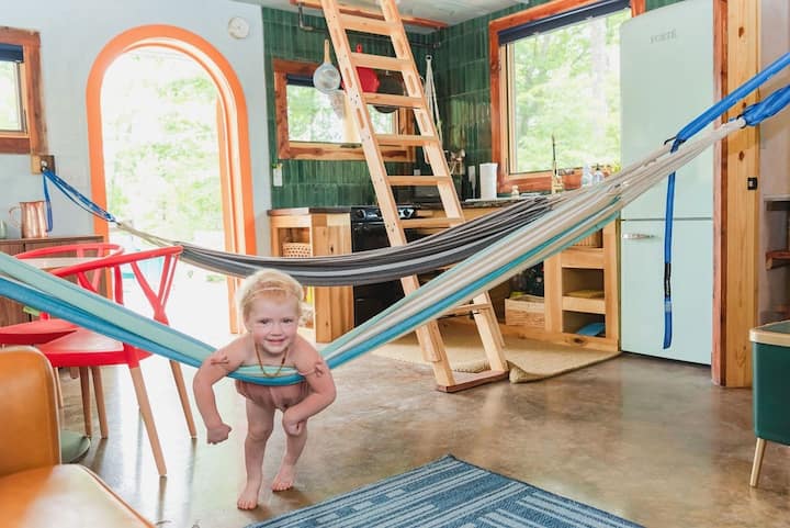 Хамаци са на разположение при поискване. 2 може да бъдат окачени на куки по стените