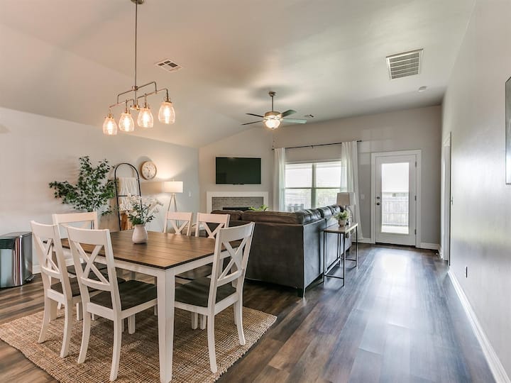 Spacious Furnished 4br Yukon Home + Backyard - Yukon, OK
