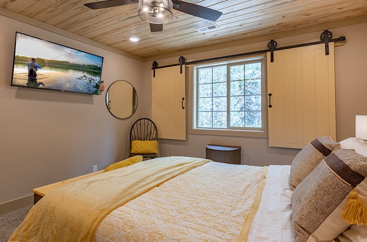 Brvnara ujaka Chrisa ~ spavaća soba br. 6 na gornjoj etaži s bračnim krevetom i Smart TV-om