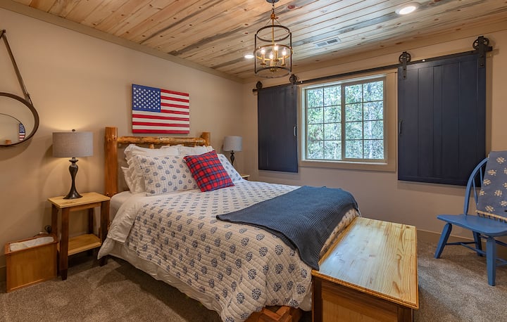 Brvnara ujaka Chrisa ~ spavaća soba br. 5 na gornjoj etaži s bračnim krevetom i Smart TV-om