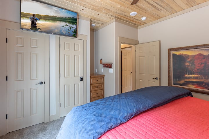 Brvnara ujaka Chrisa ~ spavaća soba br. 2 na glavnoj etaži s bračnim krevetom i Smart TV-om