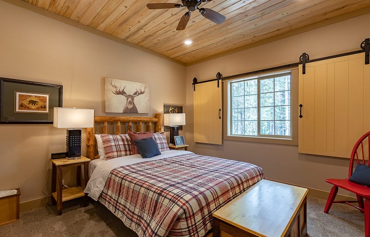 Brvnara ujaka Chrisa ~ spavaća soba br. 1 na glavnoj etaži s bračnim krevetom i Smart TV-om