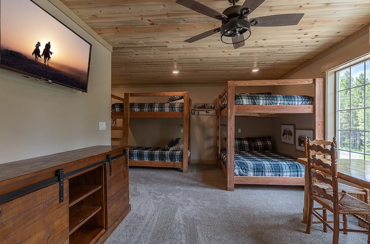 Brvnara ujaka Chrisa ~ spavaća soba br. 3 na gornjoj etaži s 2 bračna kreveta na kat, 2 odvojena kreveta na kat i Smart TV-om