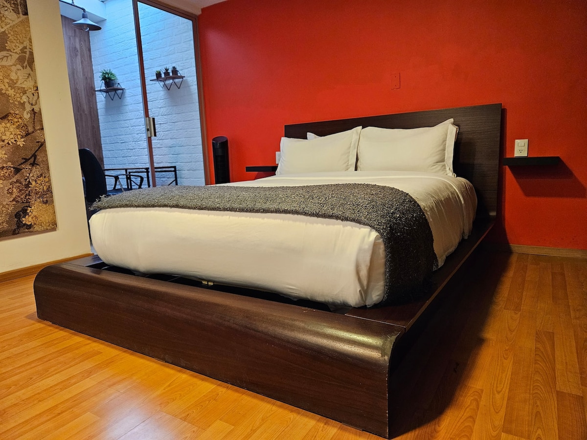 Krevat dopio "Queen" me hapësirë zyre në pjesën e pasme