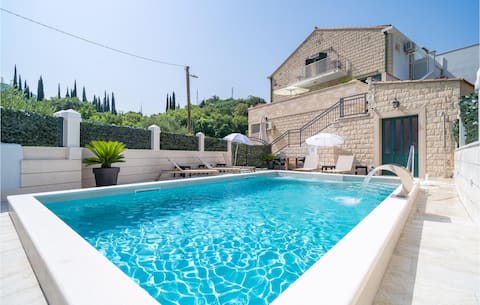 Top performing Airbnb: 3 bedroom gorgeous apartment in Dubrovnik in Komolac