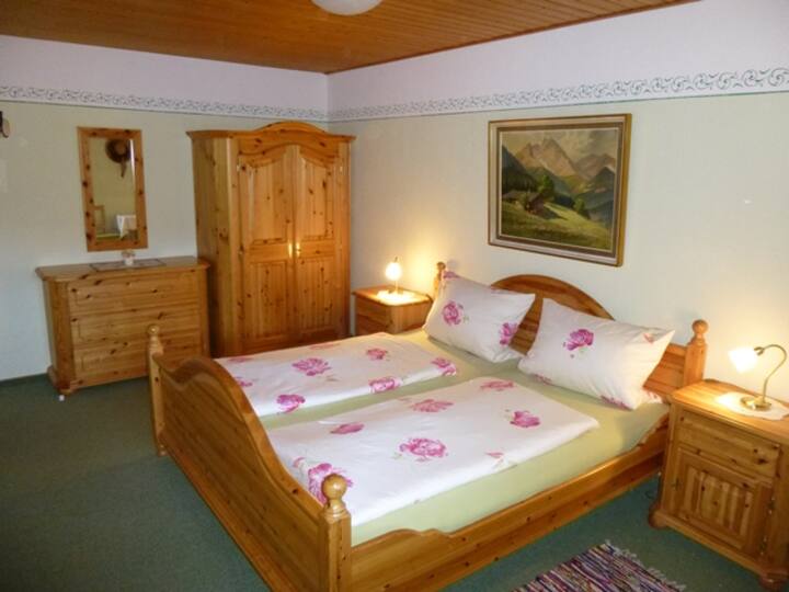 Número de dormitorio con un acogedor aspecto de madera