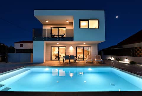 Villa Nostro Porto with heated pool