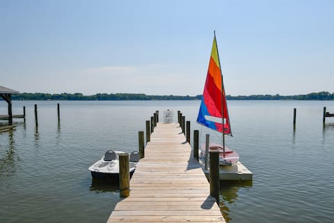 Dock+Kayaks+Firepit: Game Theme Waterfront Retreat