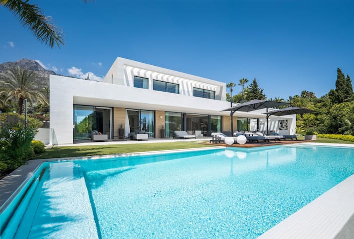 Sierra Blanca 8BR Villa, Sea Views, Pool & Gym