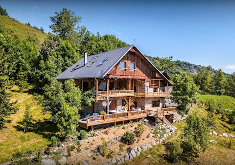 Mountain retreat for 10 with spa