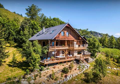 Mountain retreat for 10 with spa
