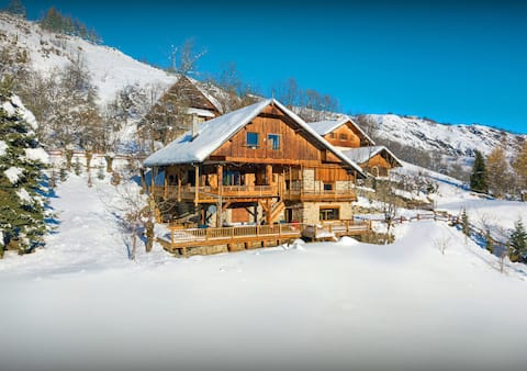 Mountain retreat for 10 with spa