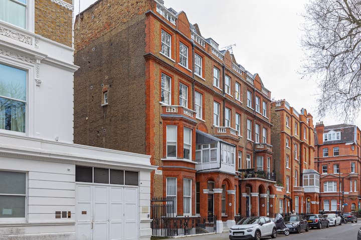 Luxurious Apartment in Kensington gallery image 3