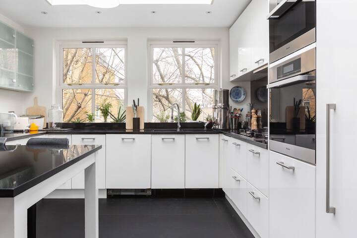 Luxurious Apartment in Kensington gallery image 5